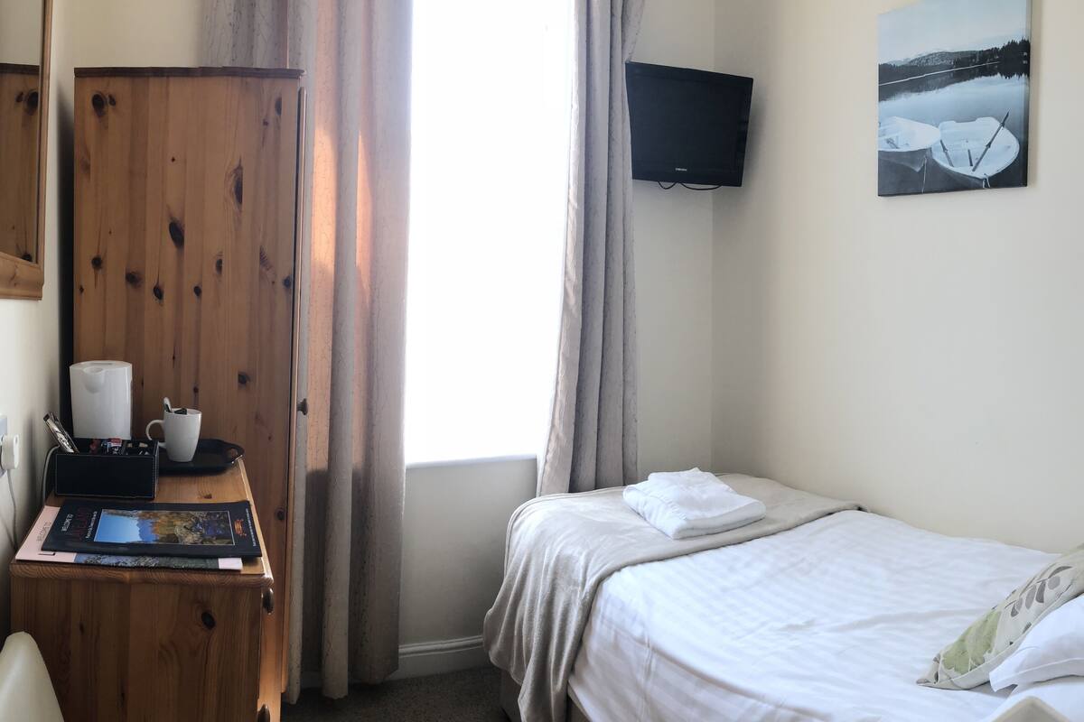 Habitación individual, baño privado | Escritorio, tabla de planchar con plancha, wifi gratis y ropa de cama