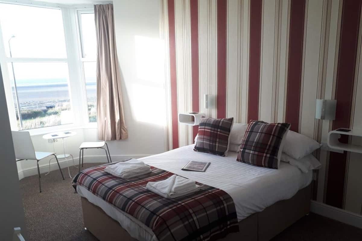Habitación doble, baño privado, vistas al mar (Windsor ) | Escritorio, tabla de planchar con plancha, wifi gratis y ropa de cama