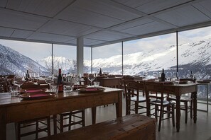 Dinner served, international cuisine - Crest Alpine Lodge & Spa (Ayas)