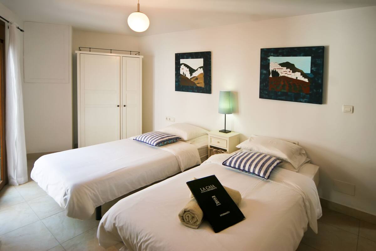 classic twin room | 1 bedroom, in-room safe, individually decorated, individually furnished