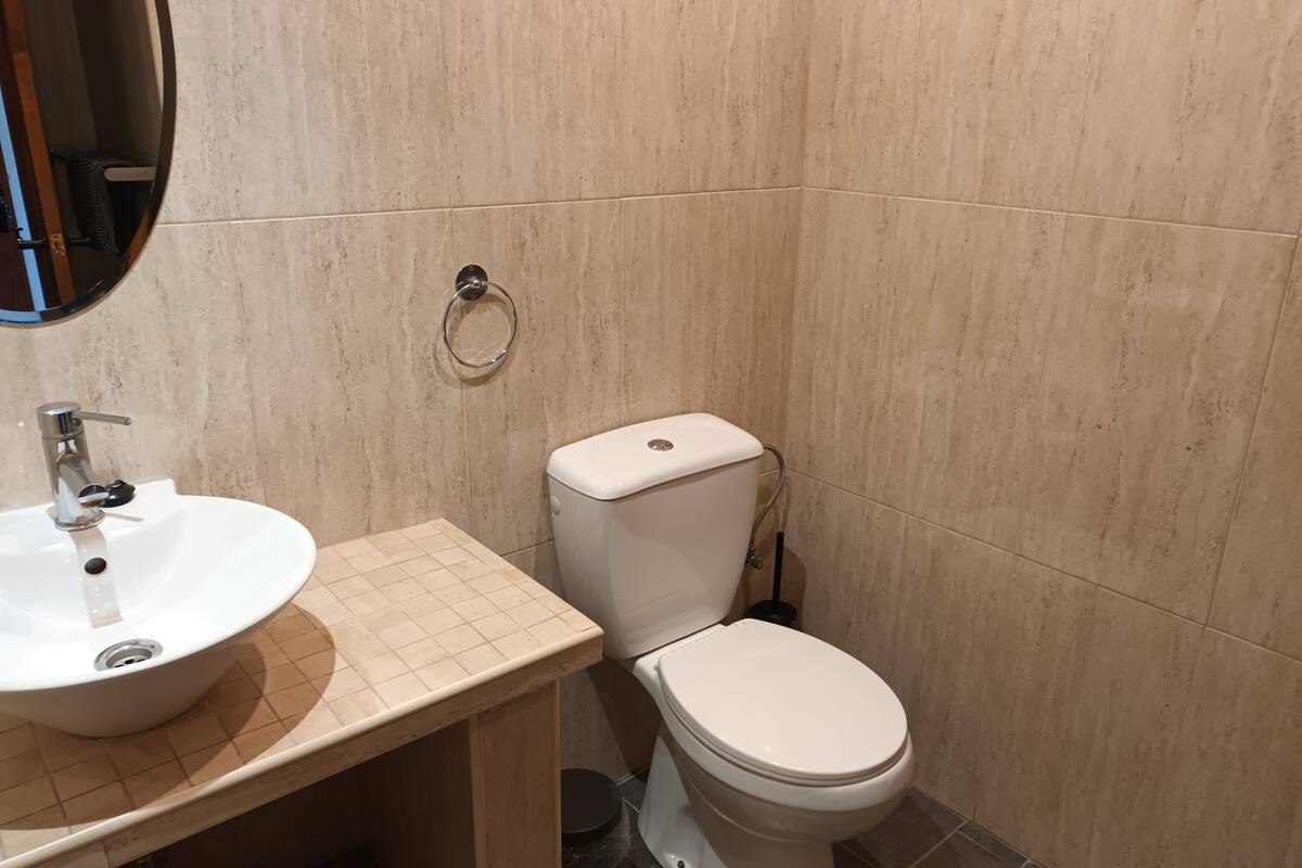 classic twin room | bathroom | free toiletries, hair dryer, towels