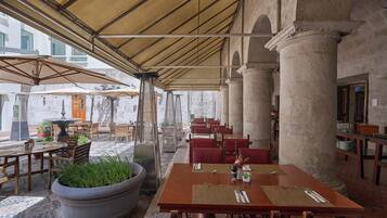 Frokost, lunsj og middag serveres