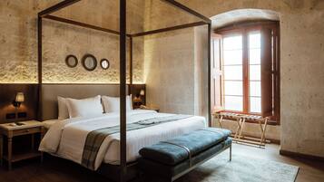 Suite sénior, 1 cama de matrimonio grande | Ropa de cama de alta calidad, minibar, caja fuerte y escritorio