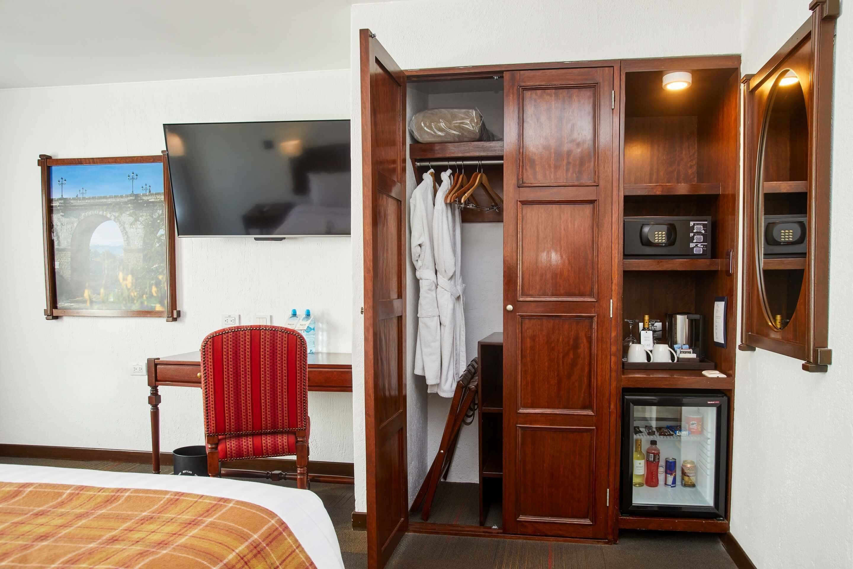 superior room, 1 king bed | 1 bedroom, premium bedding, minibar, in-room safe