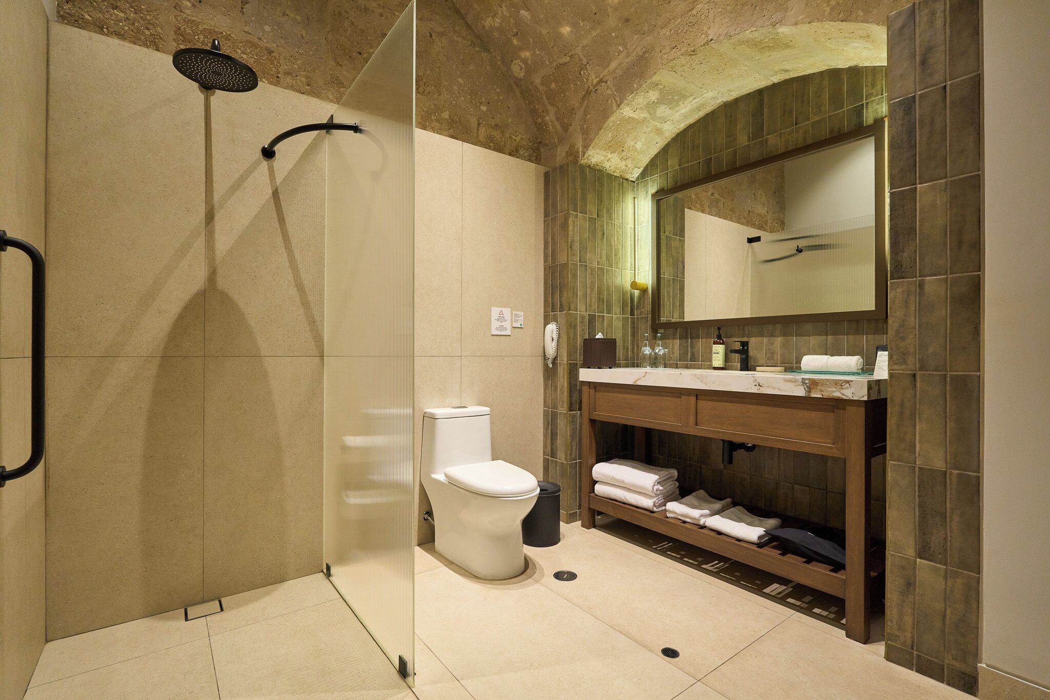 Suite superior, 1 cama King size | Baño | Amenidades de baño gratuitas, secadora de cabello, batas, toallas 