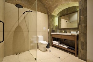 Suíte superior, 1 cama King | Banheiro | Produtos de toalete grátis, secador de cabelo, roupões de banho