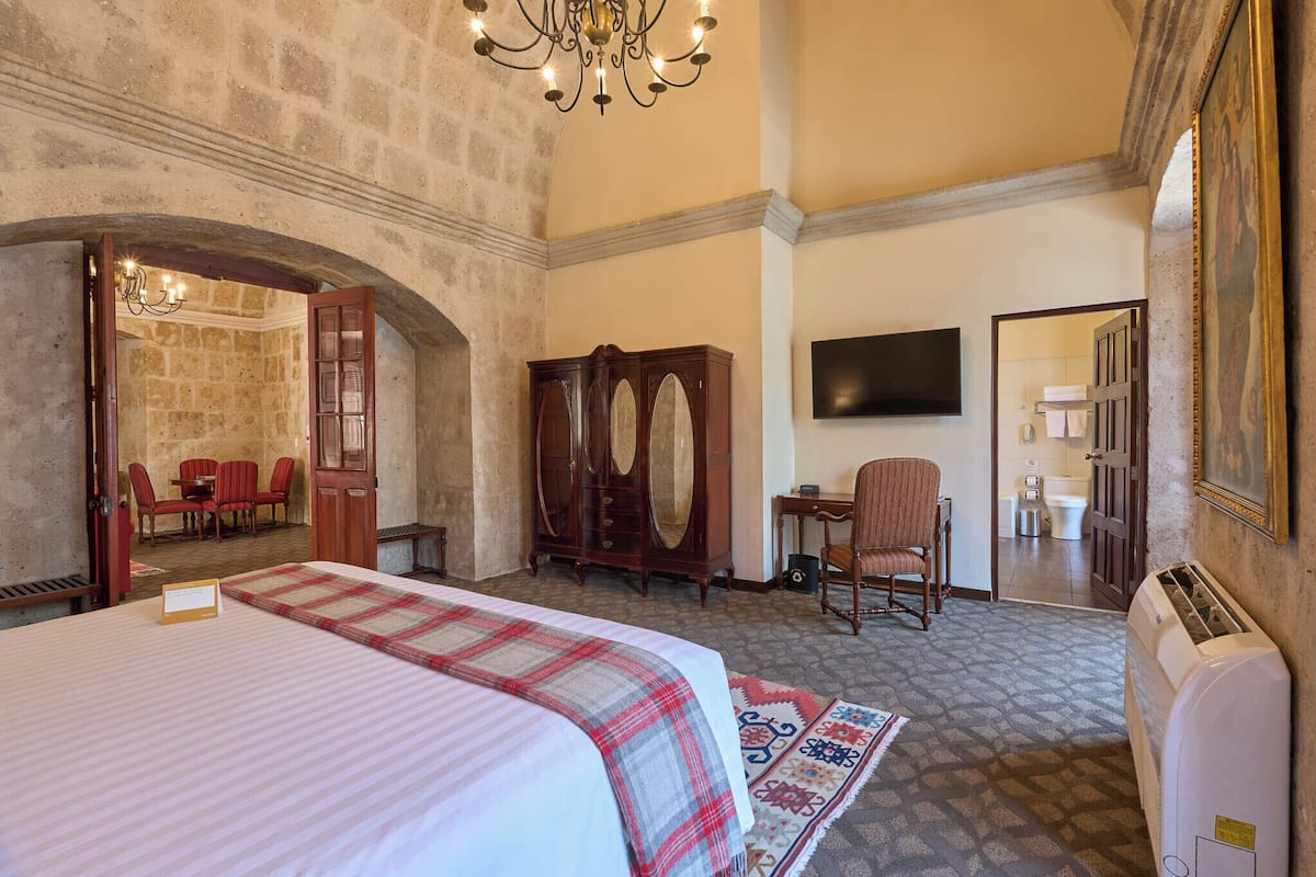 Senior Suite, 1 King Bed | Premium bedding, minibar, in-room safe, desk