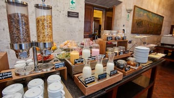 Café da manhã com buffet grátis todos os dias