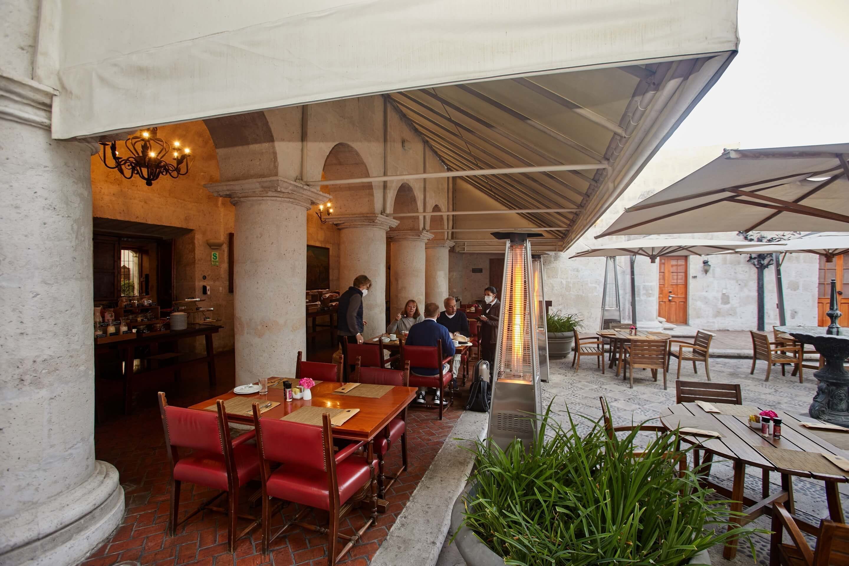 Serveert ontbijt, lunch en diner