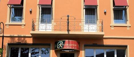 A building with a sign reading "Rosengarten Hotel Restaurant Cafe Bar".