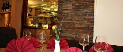 Dinner served, Regional cuisine, alfresco dining