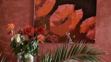 Tägliches Frühstücksbuffet (12.50 EUR pro Person)