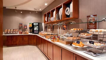 Café da manhã com buffet grátis todos os dias