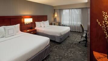 Executive kamer, 2 queensize bedden, niet-roken | Een bureau, een laptopwerkplek, verduisterende gordijnen