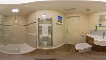 Familiekamer (Sleeps 4) | Badkamer | Een haardroger, handdoeken