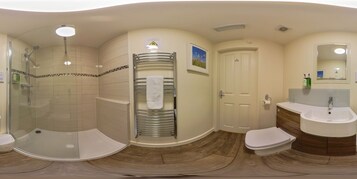 家庭房 (Sleeps 4) | 浴室 | 吹风机、毛巾