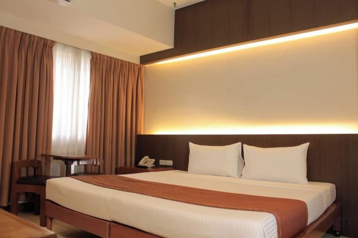 In-room safe, WiFi (free), bed sheets