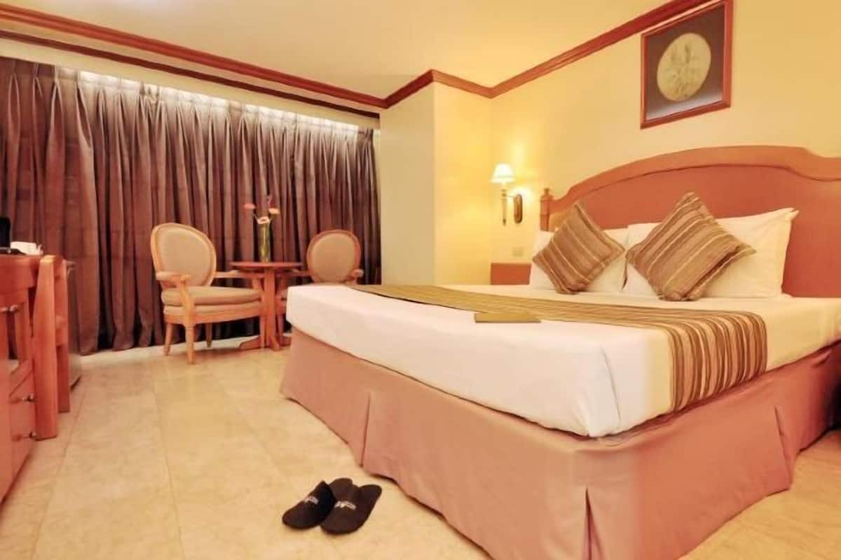 In-room safe, WiFi (free), bed sheets
