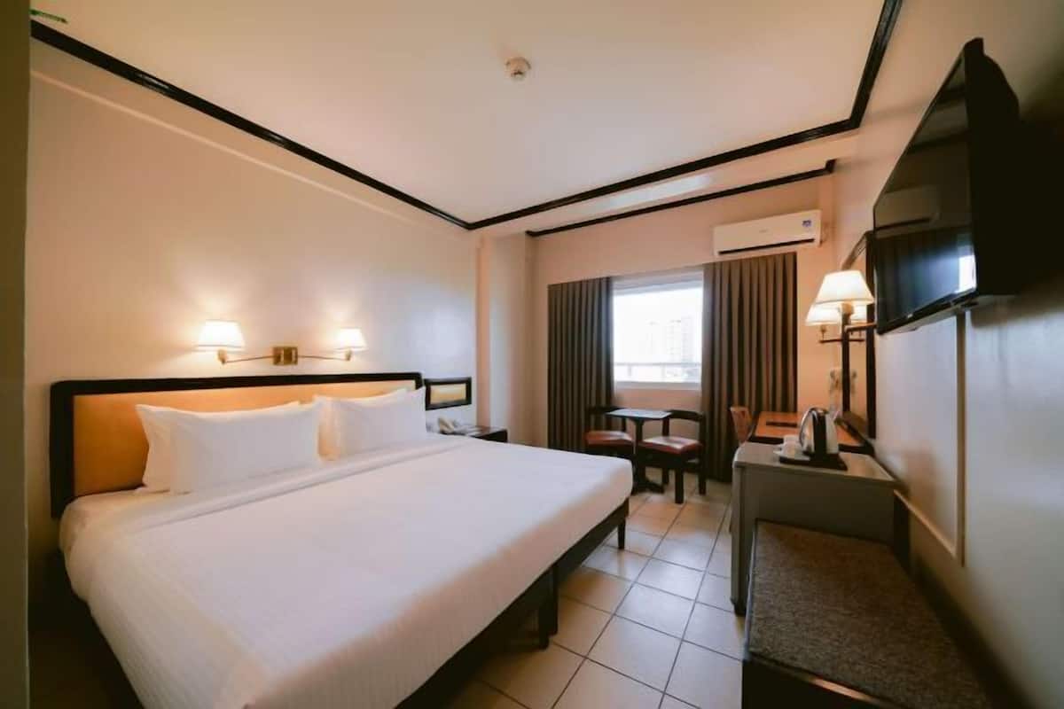 In-room safe, WiFi (free), bed sheets