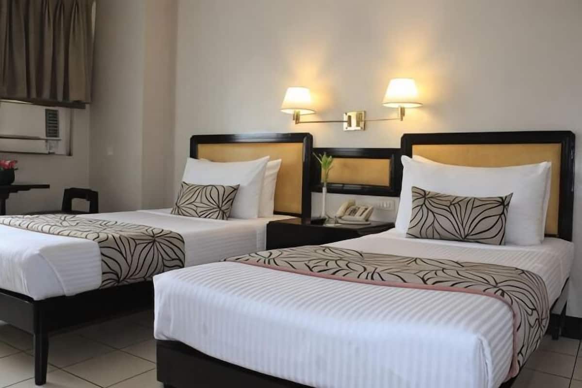 In-room safe, WiFi (free), bed sheets