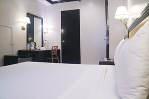 Quarto (Regular Room 1 Bed) | Cofres nos quartos, Wi-Fi de cortesia, roupa de cama
