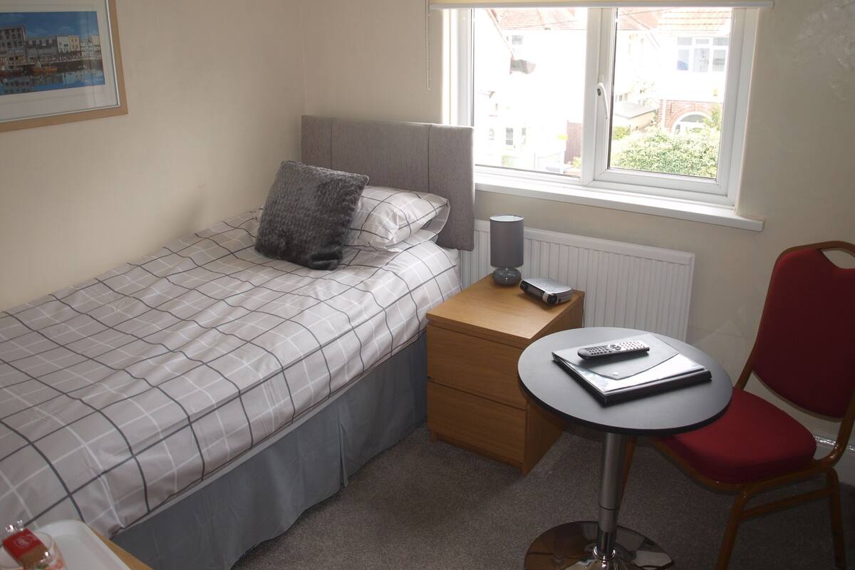 Chambre simple, salle de bain attenante