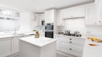 Luxury Apartment, Private Bathroom ( Weekly Let) | Shared kitchen