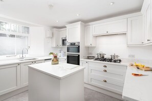 Luxury Apartment, Private Bathroom ( Weekly Let) | Shared kitchen - Camilla House Garden Flat (Penzance)