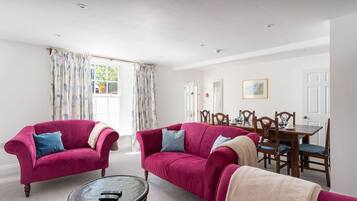 Luxury Apartment, Private Bathroom ( Weekly Let) | Lounge
