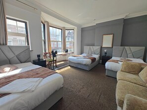 Familiekamer, 1 slaapkamer, niet-roken, gedeelde badkamer | Een bureau, een strijkplank/strijkijzer, wifi