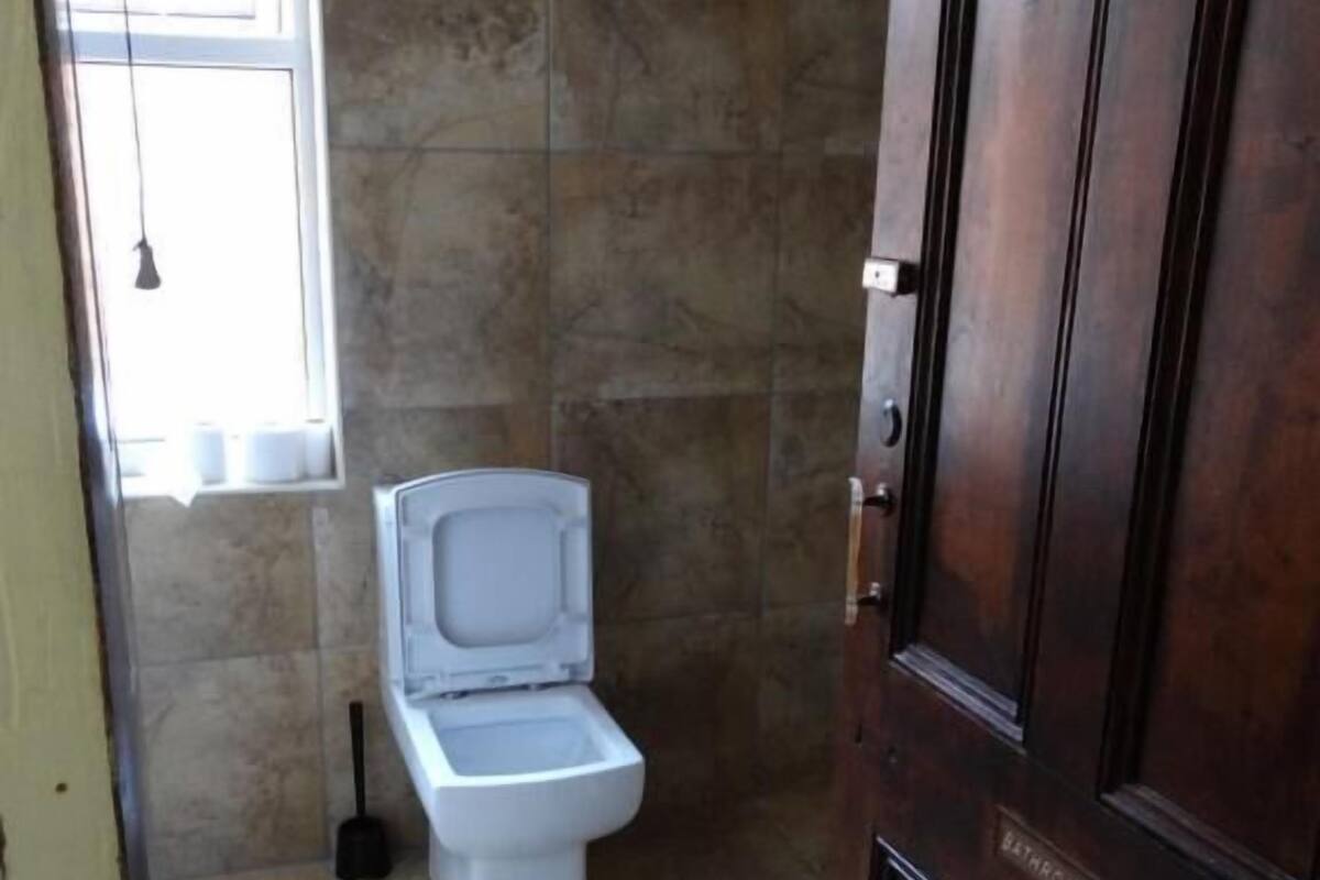 Badeværelse | Bruser, gratis toiletartikler, hårtørrer, håndklæder