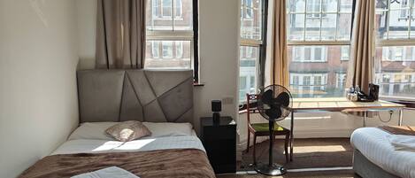 Chambre familiale, 1 chambre, non-fumeur, salle de bains commune | Bureau, fer et planche Ă repasser, Wi-Fi