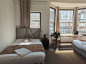 Familiekamer, 1 slaapkamer, niet-roken, gedeelde badkamer | Een bureau, een strijkplank/strijkijzer, wifi