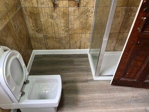 Een douche, gratis toiletartikelen, een haardroger, handdoeken