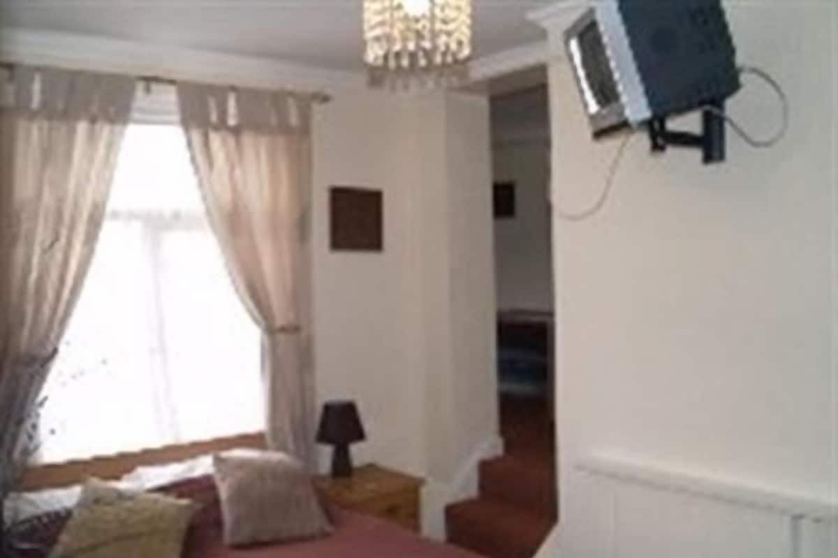 Suite, Ensuite (1 - 2 Adults & 1 Child )