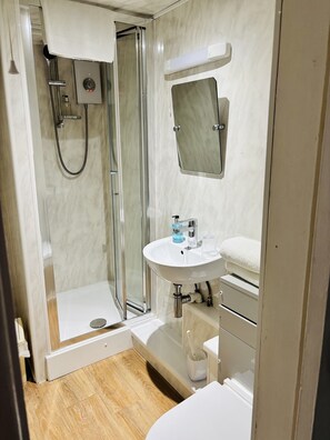 Twin Room, Ensuite | Bathroom - Carnson House (Penzance)