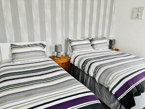 Suite, Ensuite (3 - 2 Adults & 1 Child) | 1 bedroom - Carnson House (Penzance)