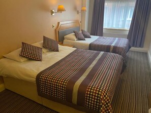 Desk, laptop workspace, free WiFi, bed sheets - Parkside International Hotel (Reading)
