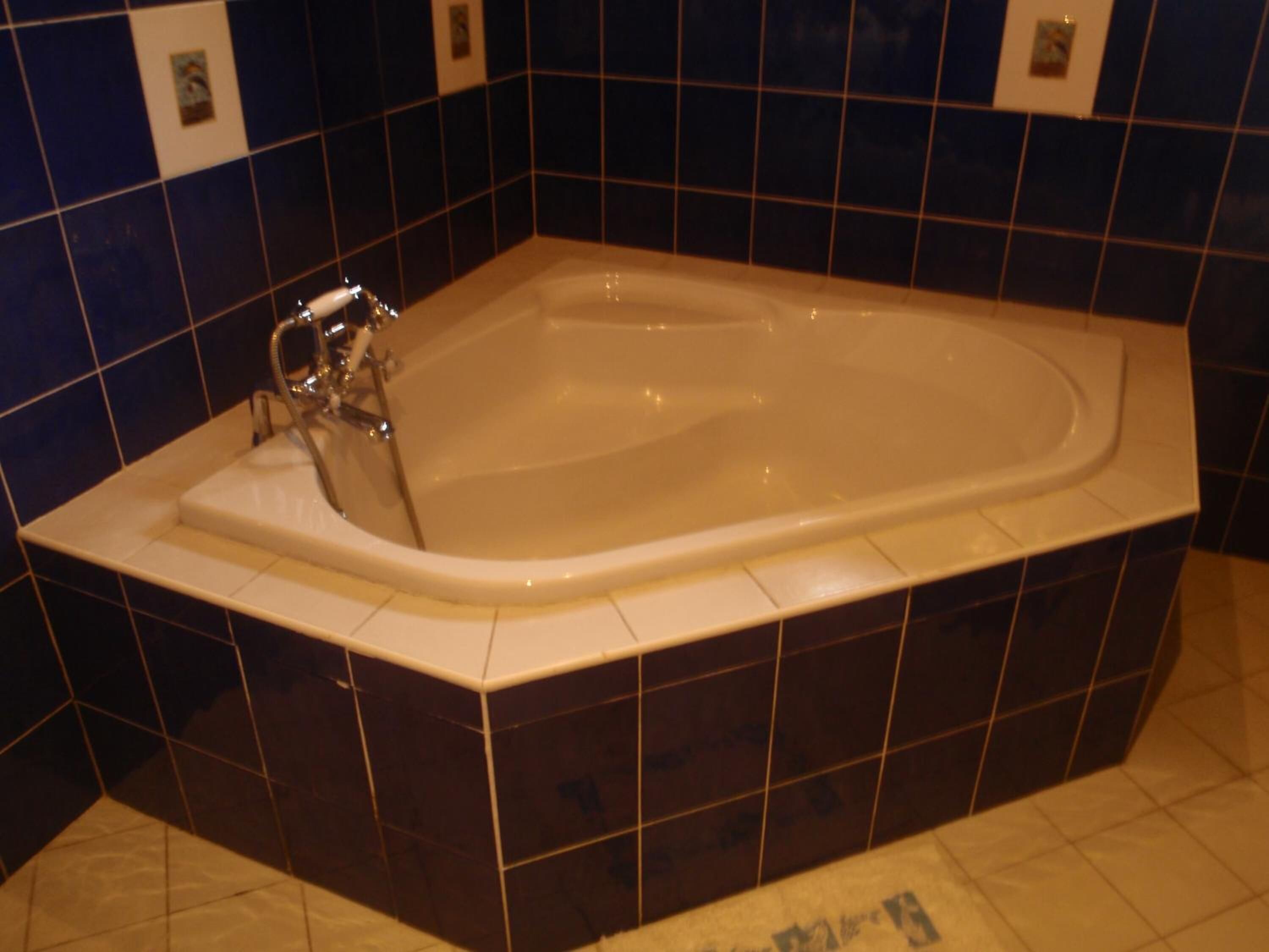 deluxe room, sea view | bathroom | combined shower/bathtub, free toiletries, hair dryer, bidet