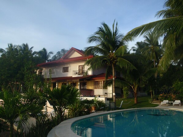 Outdoor pool, pool loungers