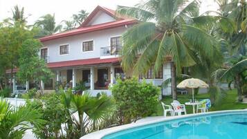 Outdoor pool, pool loungers