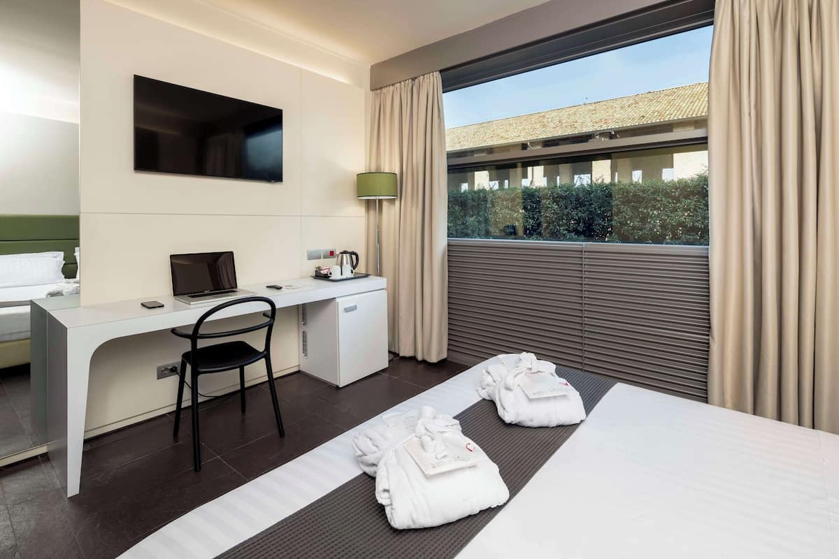 Standardzimmer, 1 Queen-Bett | Betten mit Memory-Foam-Matratzen, Minibar, Zimmersafe, Schreibtisch