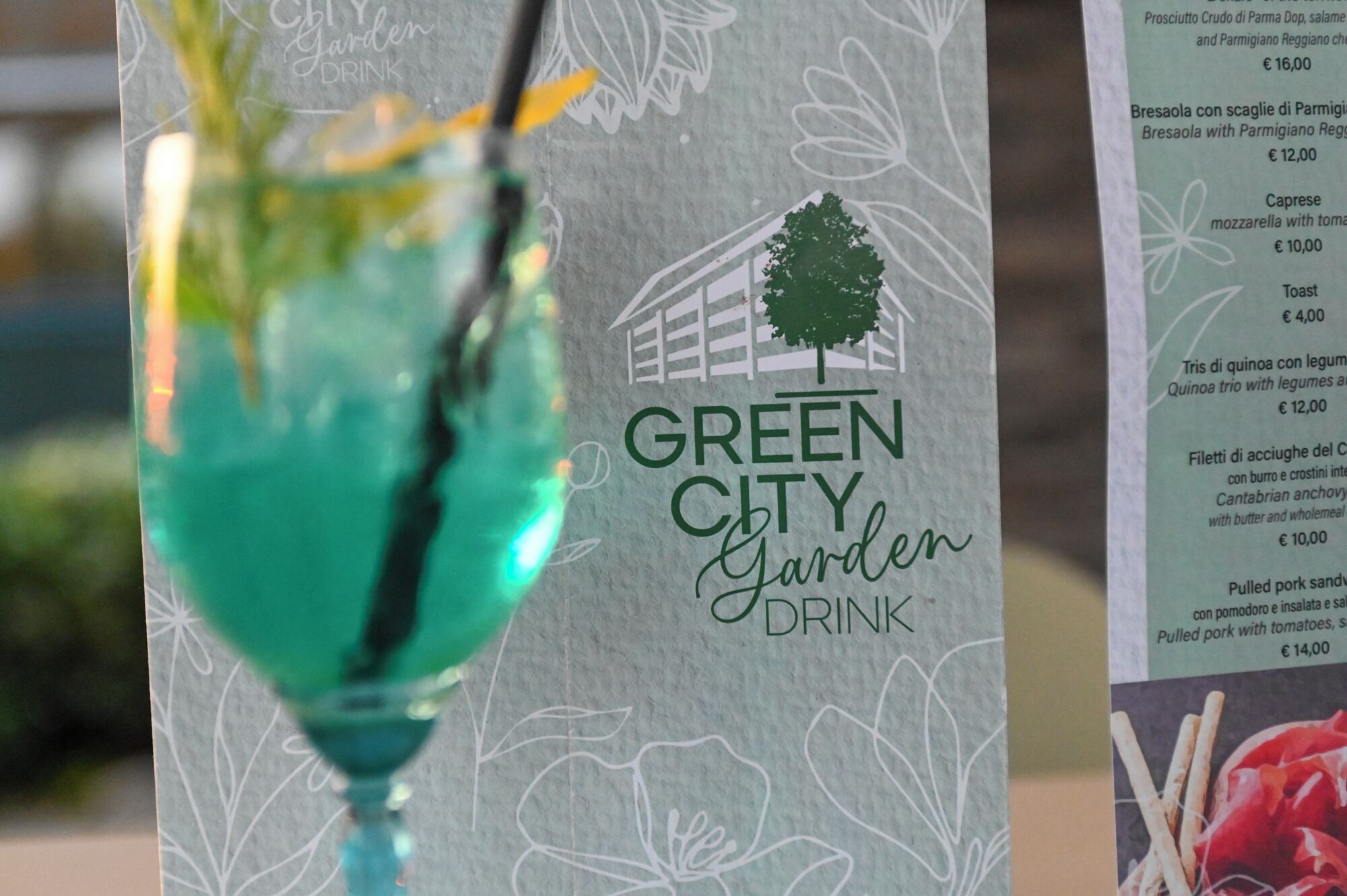 Um menu com uma bebida verde e uma ilustração de uma casa.
