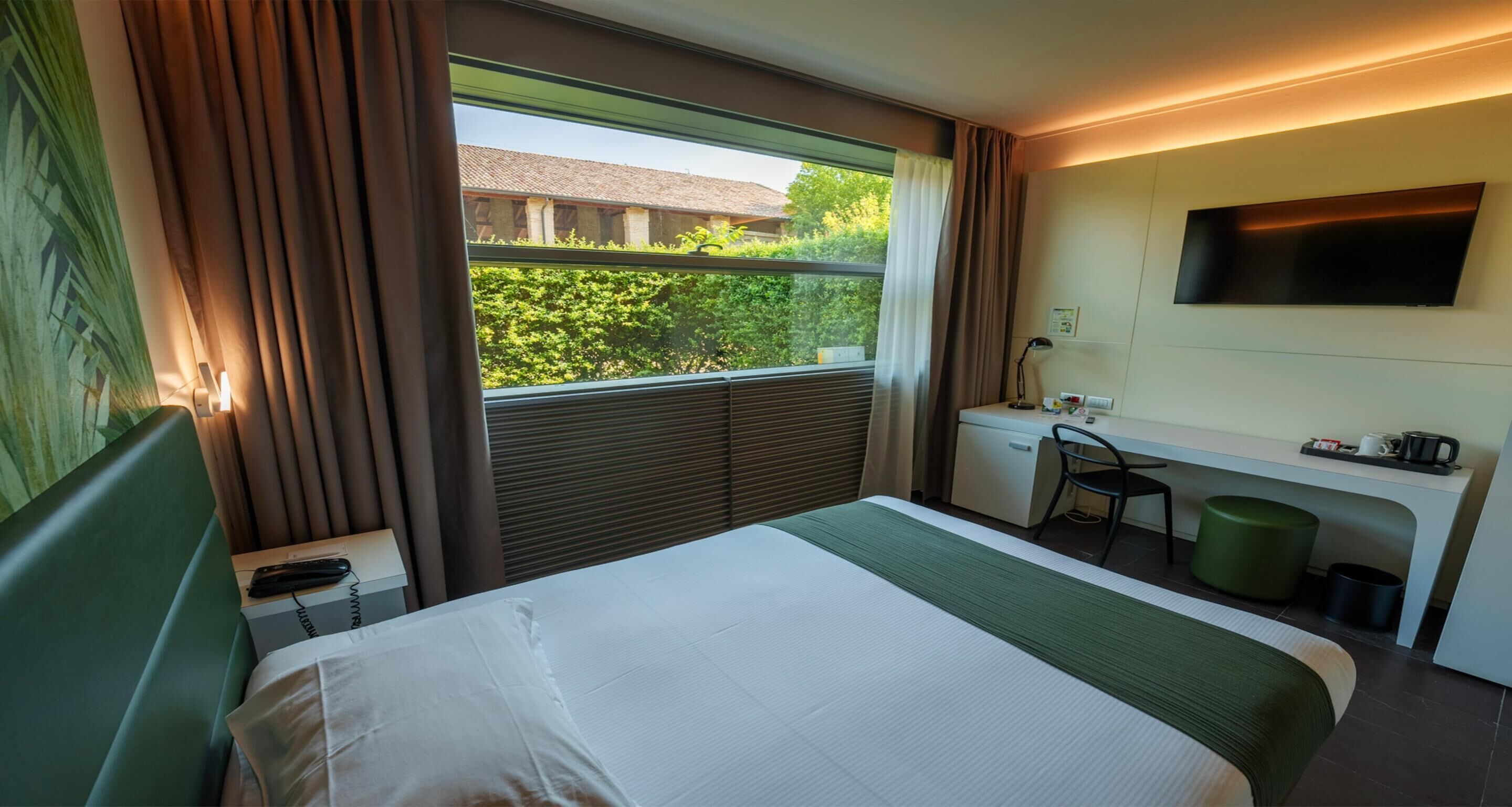 标准房, 1 张双人床, 无障碍 (French Size Bed 140 Cm) | 记忆海绵床垫、迷你吧、客房内保险箱、办公桌