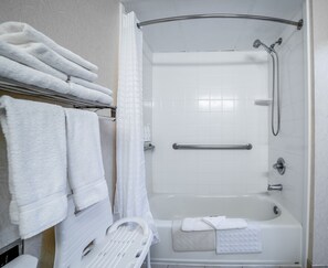 Chambre, 2 grands lits, accessible aux personnes à mobilité réduite, non-fumeur (Extended Stay) | Salle de bain | Ensemble baignoire-douche, séchoir à cheveux, serviettes fournies, savon
