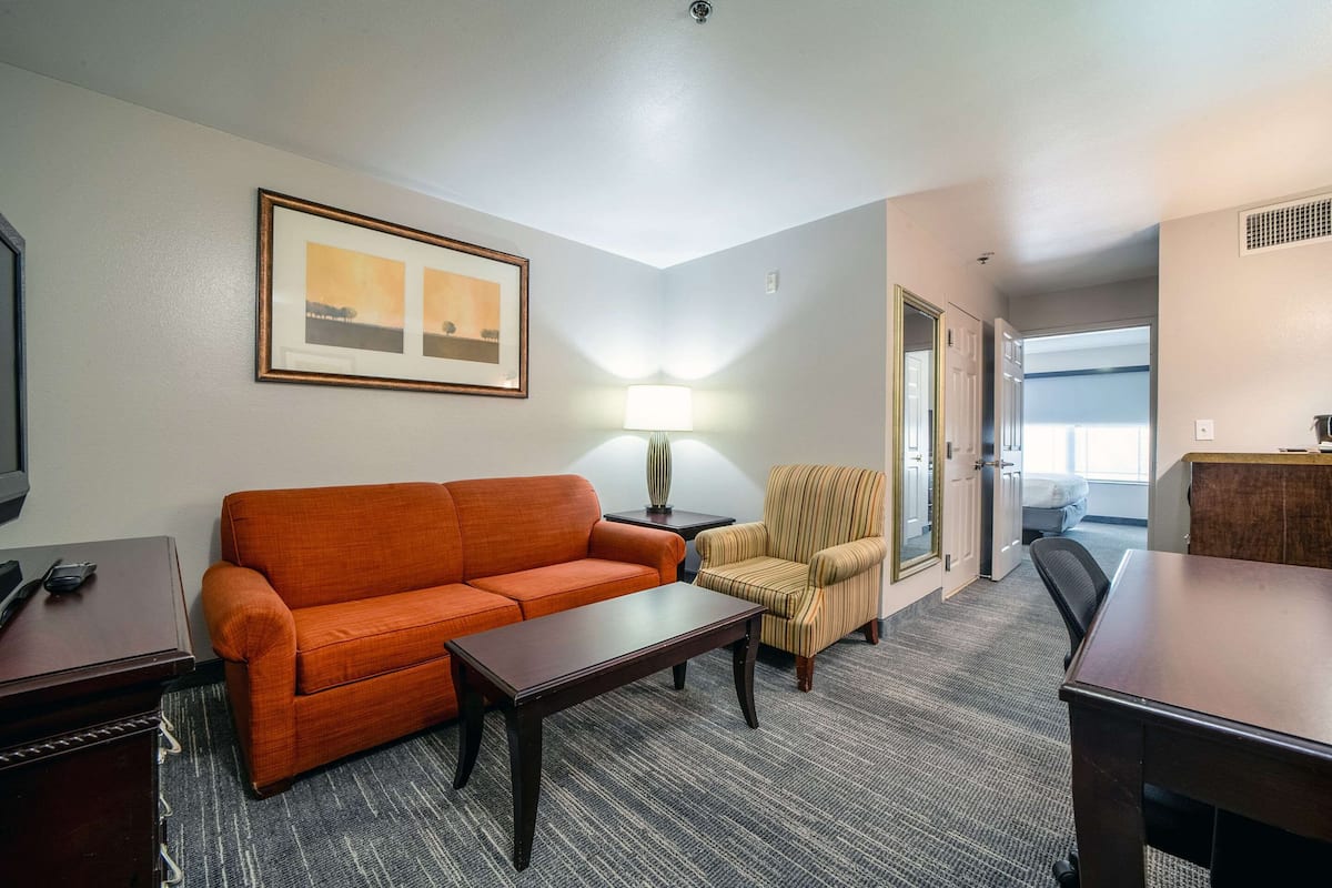 1 bedroom, premium bedding, desk, blackout drapes
