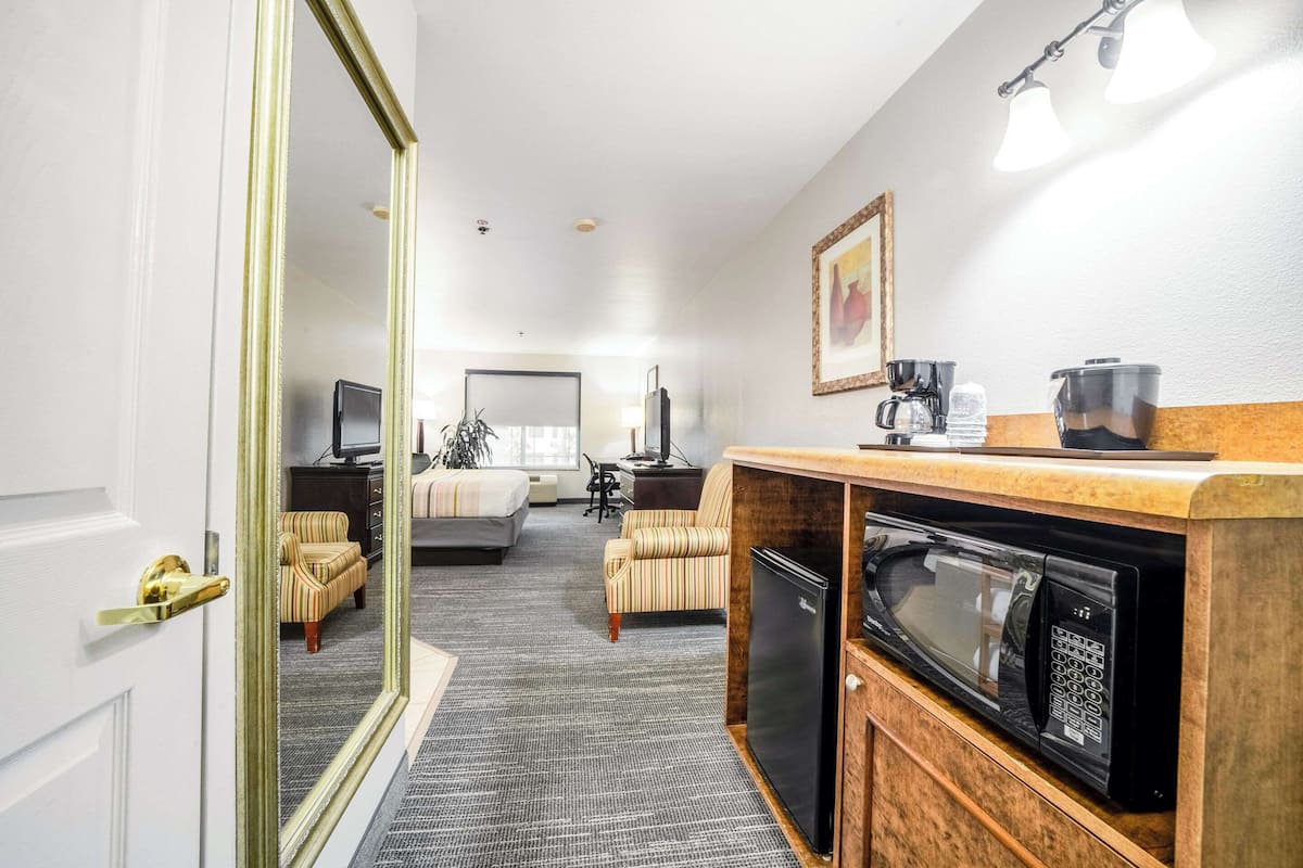 Suite, 1 cama King size, para no fumadores, hidromasaje | Ropa de cama de alta calidad, escritorio y cortinas blackout