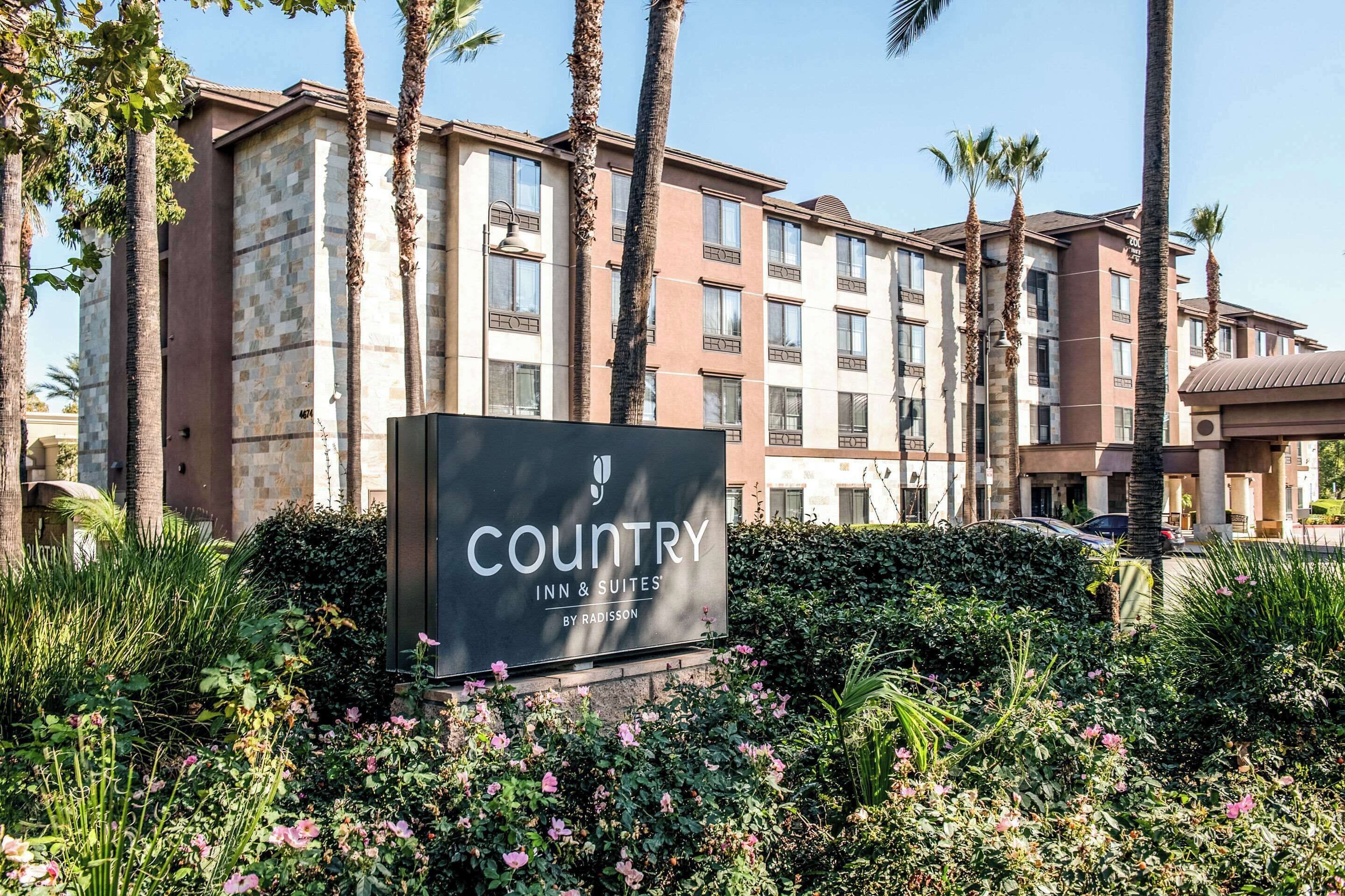 Señal de hotel que muestra 'COUNTRY INN & SUITES' y 'BY RADISSON'.