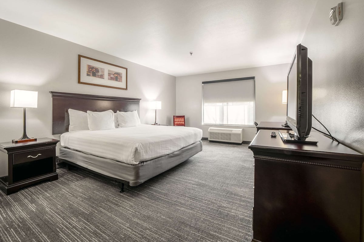 1 bedroom, premium bedding, desk, blackout drapes