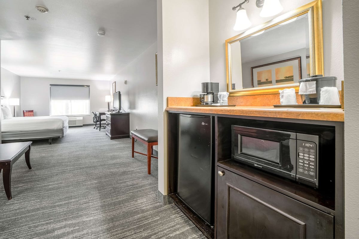 1 bedroom, premium bedding, desk, blackout drapes